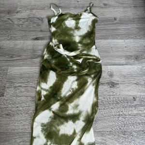 Grön klänning  - Oanvänd storlek S-M 