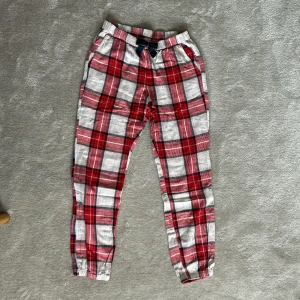 Pyjamasbyxor  - Juliga pyjamasbyxor från Kappahl, mörkblå rosett där fram, super sköna, 31,5cm i midjan (stetchiga) och 93cm i längden❤️🤍🎄