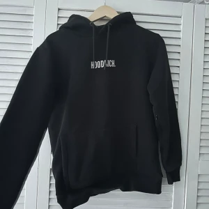 hoodrich hoodie - bara hoodien! storlek XS men sitter som S. säljer för jag inte använder den. knappt använd nypris 1600kr för hela sättet. skriv för mer information och bilder på den (pris går att diskutera)
