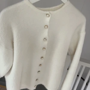 Kofta - Mjuk kofta med guld pärl knappar i storlek s💕