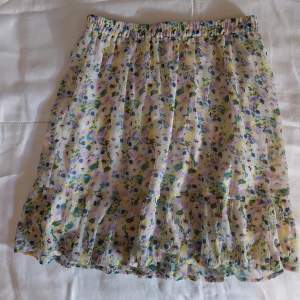 Jättefin Vero Moda kjol, köpt för ca 300💗 Nyskick, endst använd några få gånger.