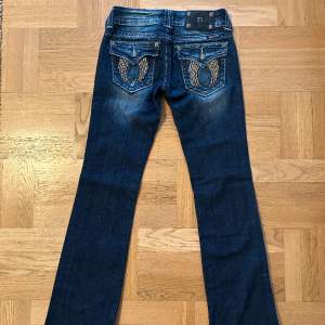 Jättesnygga lågmidjade Miss Me jeans från L.A. helt nya och oanvända. Bootcut Jeans med storlek 24 och innerbens längd 85.💕