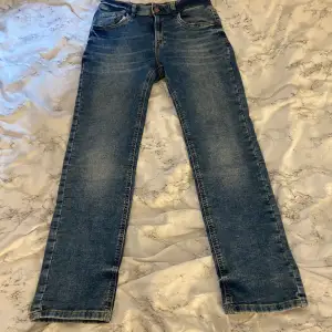 Ett par fina jeans i bra skick säljer för att dem inte passar.Hör gärna av dig för fler bilder eller om du är intresserad