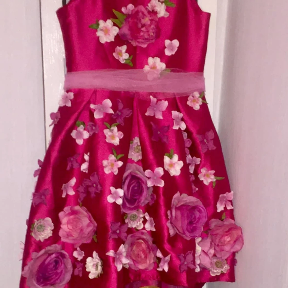 Lesy otroligt vacker äkta siden klänning med rosor och hortensia tyll skärp hår accessoarer och blom korg bröllop dop kalas