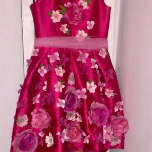 Lesy otroligt vacker äkta siden klänning med rosor och hortensia tyll skärp hår accessoarer och blom korg bröllop dop kalas - Otroligt vacker klänning i siden taft med de vackraste blommor från det exklusiva märket lesy. Mycket dyrköpt ! Obs guld ballerinorna ingår ej. Vill ni ha guld ballerinor till så kan ni meddela mig . 