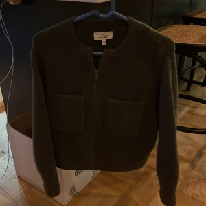 Grön other storys tröja - Säljer denna nästan oanvända stickade zipup/cardigan som ja köpte i nyskick på sellpy. Inte så använd den ser ut som när jag köpte den. Ja köpte den för 600.