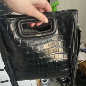 Maje väska - Jag säljer min maje väska för att jag är intresserad av att köpa en annna väska. Den är i bra skick, den har inga defekter.❤️Kan tänka mig att diskutera pris❤️ny pris 3000❤️