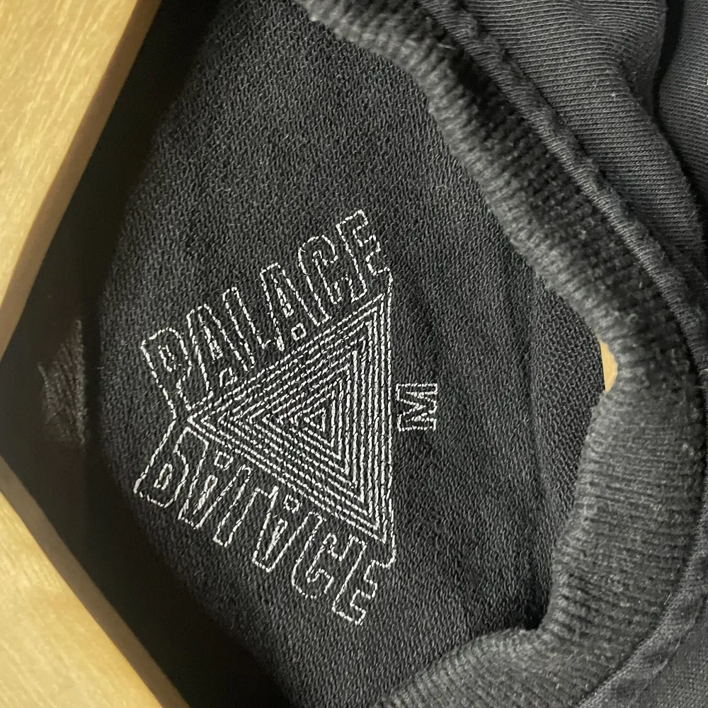 Säljer en palace sweatshirt då jag inte använder den längre. Den är i ganska bra skick och har ej några hål.. Hoodies.