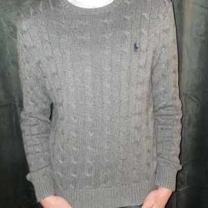 Polo tröja - Tja! Säljer min snygga polo ralph lauren stickade tröja som är i strl S, inge deffekter, knappast använd, nypris runt 1500