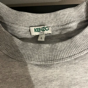 Kenzo sweatshirt  - En fin tröja som inte använts på ett tag, den är som ny!   Storlek L men sitter som en M. Pris kan diskuteras vid snabb affär!! 