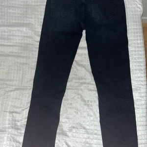 Jeans slim fit W33/L32  - Ett par fina Jeans från Dressman i storlek 33/32 i färgen mörkblå. Jeansen är otroligt sköna och bara använda ett fåtal gånger. Jeansen är i nyskick och otroligt snygga. Jag säljer dessa då smil fit inte riktigt är min grej. Pris kan diskuteras! 