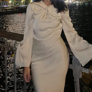 Klänning - Klänning med öppen rygg från Zara!