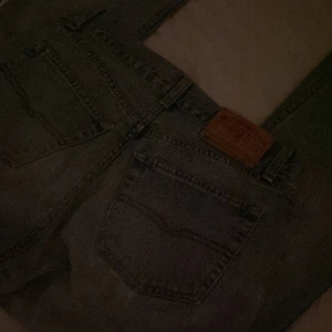 Jeans - Säljer ett par jeans, lågminjade och har använt dem några gånger men ingen skada. Och fråga mej om frågor och kan skicka mer bilder och storleken ser ni på sista sidan