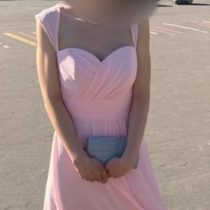 Balklänning säljes  - Rosa balklänning av märket Hilary Morgan i mycket gott skick. Storleken är 36 men den är insydd. Finns i Stockholm (Västerort)