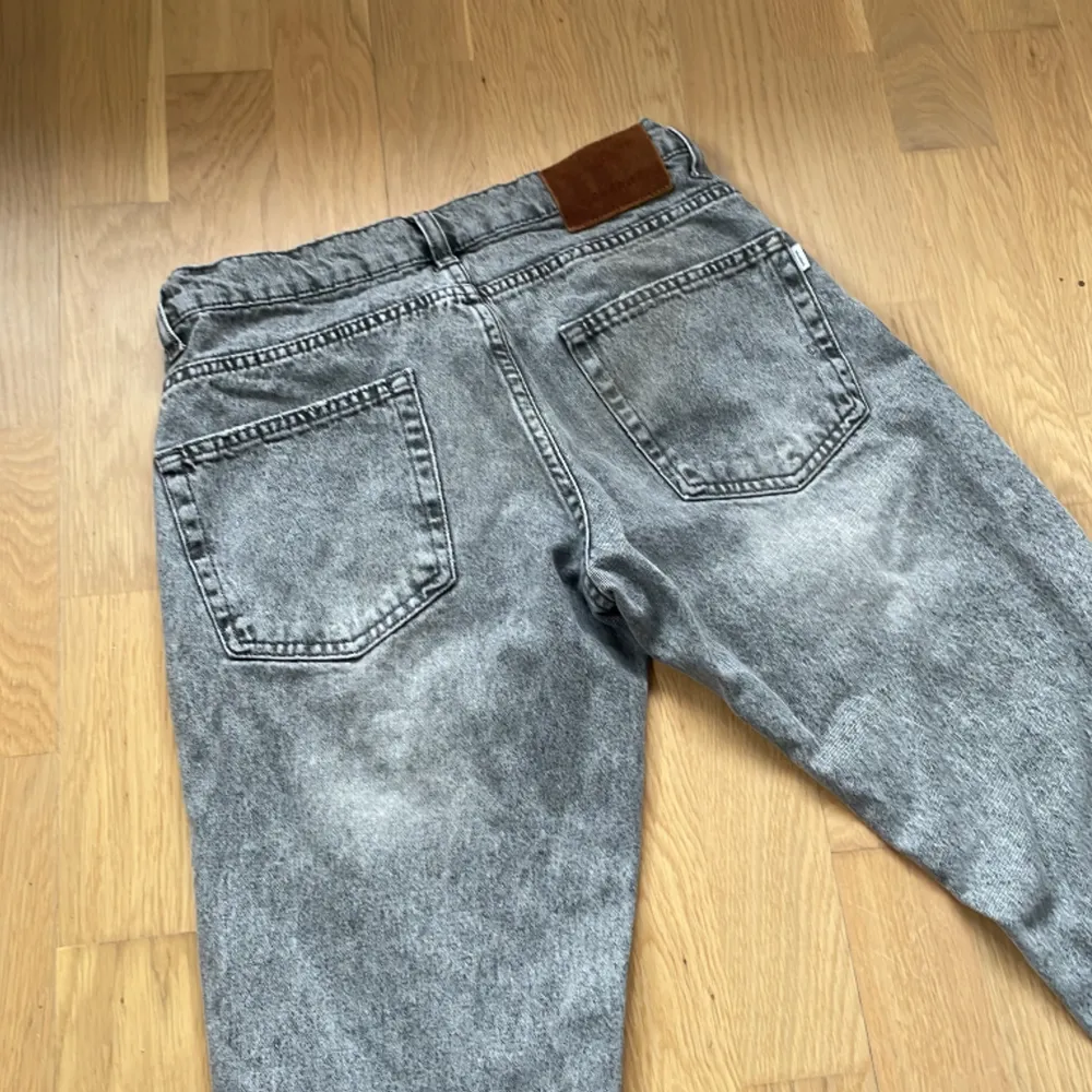 Säljer feta woodbird jeans i nyskick som inte kommer till användning. Jeans & Byxor.