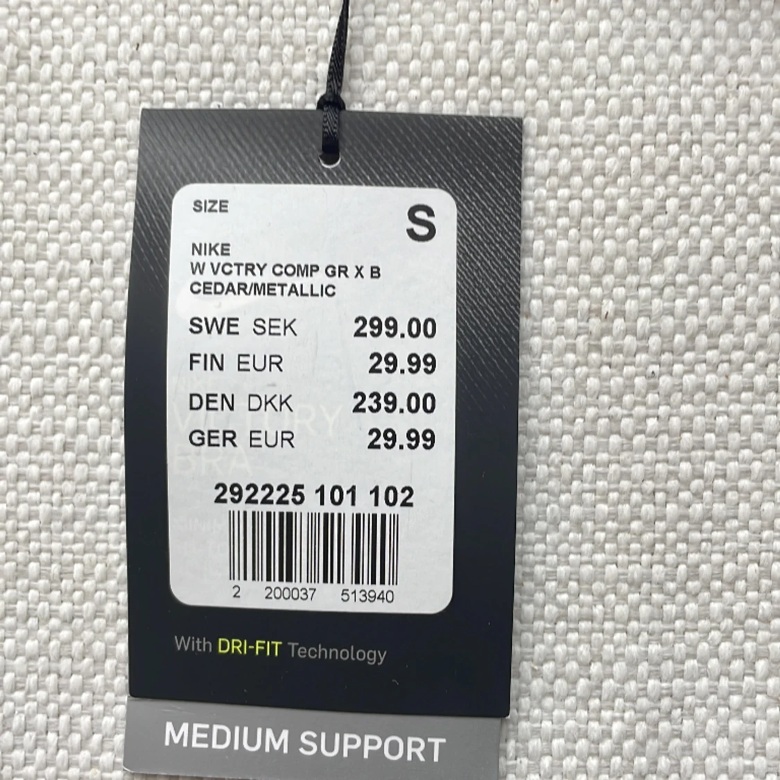 Oanvänt Nike sportlinne med prisetikett kvar - 90