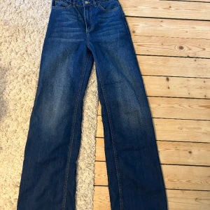 Superfina jeans  - Så fina mörkblå jeans. Höga i midjan. Perfekta i längden på mig som är 170cm. Skulle dock säga att de är små för att vara storlek 36. 