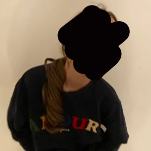 Söt tröja från and other stories 💗 - Jätte söt mörkblå tröja där det står Amour på!💗 Ser nästan helt ny ut! Väldigt enkel och fin att styla byxor med 🔥