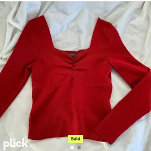 Röd långärmad topp  - Säljer min röda topp från primark då den inte passar längre! Storlek S och köpt här från Plick!🤍🤍frakt tillkommer 🥰