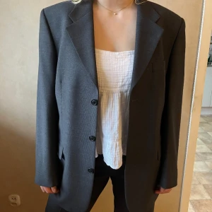 Grå blazer  - Jättefin grå kavaj som är i riktigt bra kvalitet och skick! Är osäker på storleken men skulle säga att passar från runt M/L och större S .Finns byxor till, bara att skicka om man skulle vara intresserad av de! Det är fri frakt nu ett tag så passa på!
