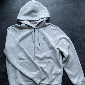 Polo Ralph Lauren zip hoodie - Hej, säljer en fin zip hoodie från Ralph Lauren samt använd fåtal gånger. Storlek M och i grå färg. Bara att höra av sig vid frågor!