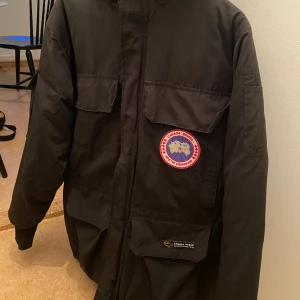 Canada goose Jacka  - Storlek:xs, men sitter större. Jag är 186 cm och den passar mig.  Tidigare ägare tog bort pälsen, jackan har även tecken på användning och en dragkedja är bruten, jackan går dock fortfarande att stänga och detta kan åtgärdas enkelt. Därav priset