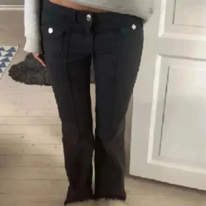 Svarta HM Jeans - Kollar intresse på dessa superpopulära svart hm jeans 😇😇 