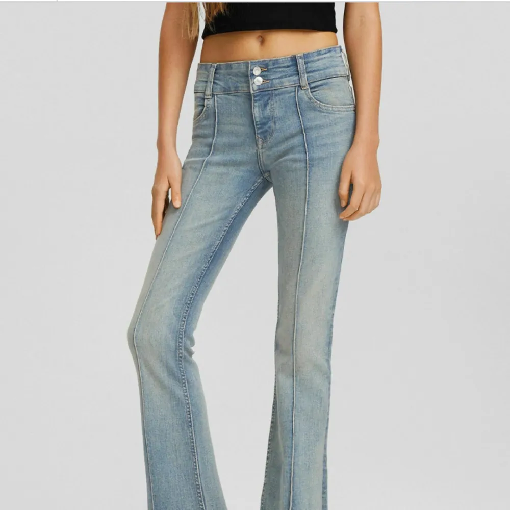 Säljer mina Super snygga jeans från Bershka då jag inte längre använder dom. För egna bilder kom privat 💕. Jeans & Byxor.