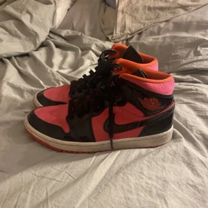 Jordan 1 mid  - Jordan 1 mid hot pink punch, använd några gånger för två somrar sen, bra skick storlek 41 men passar mig som har 39💓