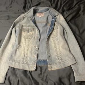 true religion jeans jacka - Råkade köpa en tjej jacka så den har inte kommit till användning väldigt fin och i ett bra skick 