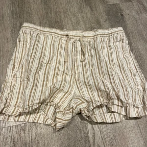 Linne shorts - Ett par riktigt sköna och stilrena som är perfekt till sommarn Storlek M Inga defekter!