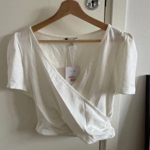 Vit topp  - Aldrig använd topp, sitter lite stort på mig som är S är snarare en M