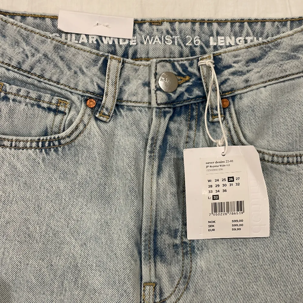 ljusblå jeans oanvända och kmr ej till användning, hör av er för frågor.. Jeans & Byxor.