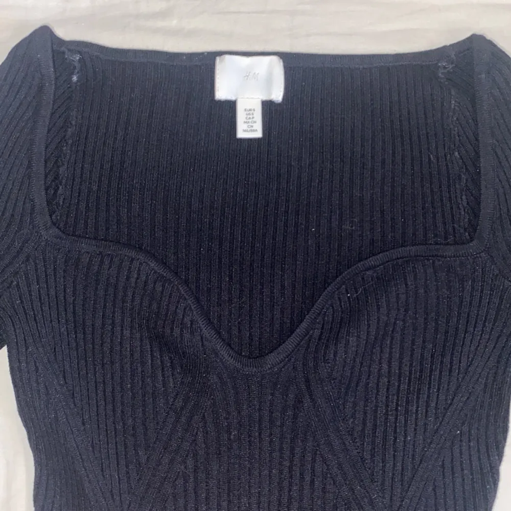 Ribbad, svart topp/ tröja från H&M. Oanvänd då jag råkade beställa fel storlek 🤍💕 priset är förhandlingsbart . Toppar.