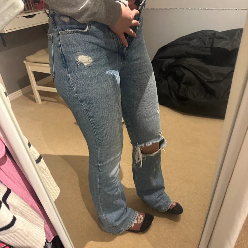 Jättefina jeans med ett hål i nät🤗💓 använt fåtal gånger, och säljer för att de inte passar mig längre. . Jeans & Byxor.