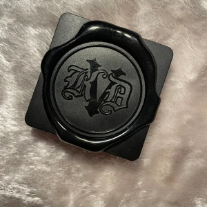 Kat Von D Lock-it puder. - Kat Von D Lock-it puder.  Färg: Tan Deep 180   Swatchat. Och fått nån liten skada i pudret. Se bild.  För mörk för mig :(   Kan hämtas i Trollhättan eller skickas med Plick!