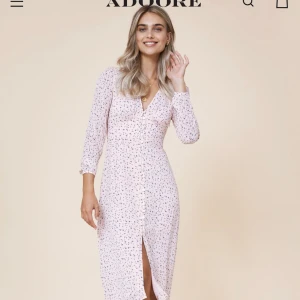 Adoore klänning  - Säljer min super fina adoore klänning, den är i toppen skick (endast använd en gång) nypris 1495 kr. Skriv privat för fler frågor 