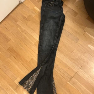 lågmidjade jeans med leopard - Lowwaist bootcut jeans fint skick Midja:80cm Innerbenslängd: 86cm passar storlek S leopard🐆