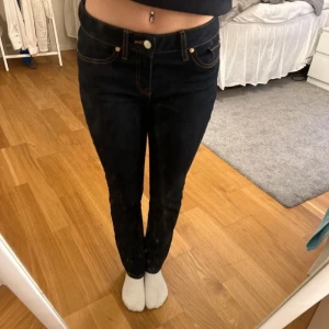 tommy hilfiger low waist jeans - Säljer då dem är för små i storleken! (passar i längd) nypris : 600kr Staright fit men är ganska bootcut ändå!