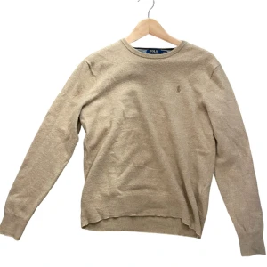 Ralph Lauren Kashmir tröja - Nu säljer vi på LLresell en tröja av kashmirblanding från Ralph Lauren. Tröjan är i utmärkt skick och har inga som helst defekter. På lappen står det M men vi skulle mer mer säga att den passar mellan xs/s. Om du har några funderingar, skriv! 599kr