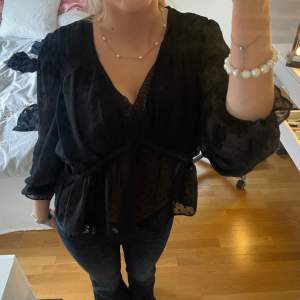 Fin svart blus från Zara som jag inte använder längre❤️inga defekter alls!