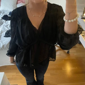 Zara blus - Fin svart blus från Zara som jag inte använder längre❤️inga defekter alls!