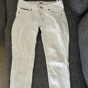 Vita jeans - Lågmidjade vita jeans från hilfiger denim med detaljer på utvalda fickor, W28/L32