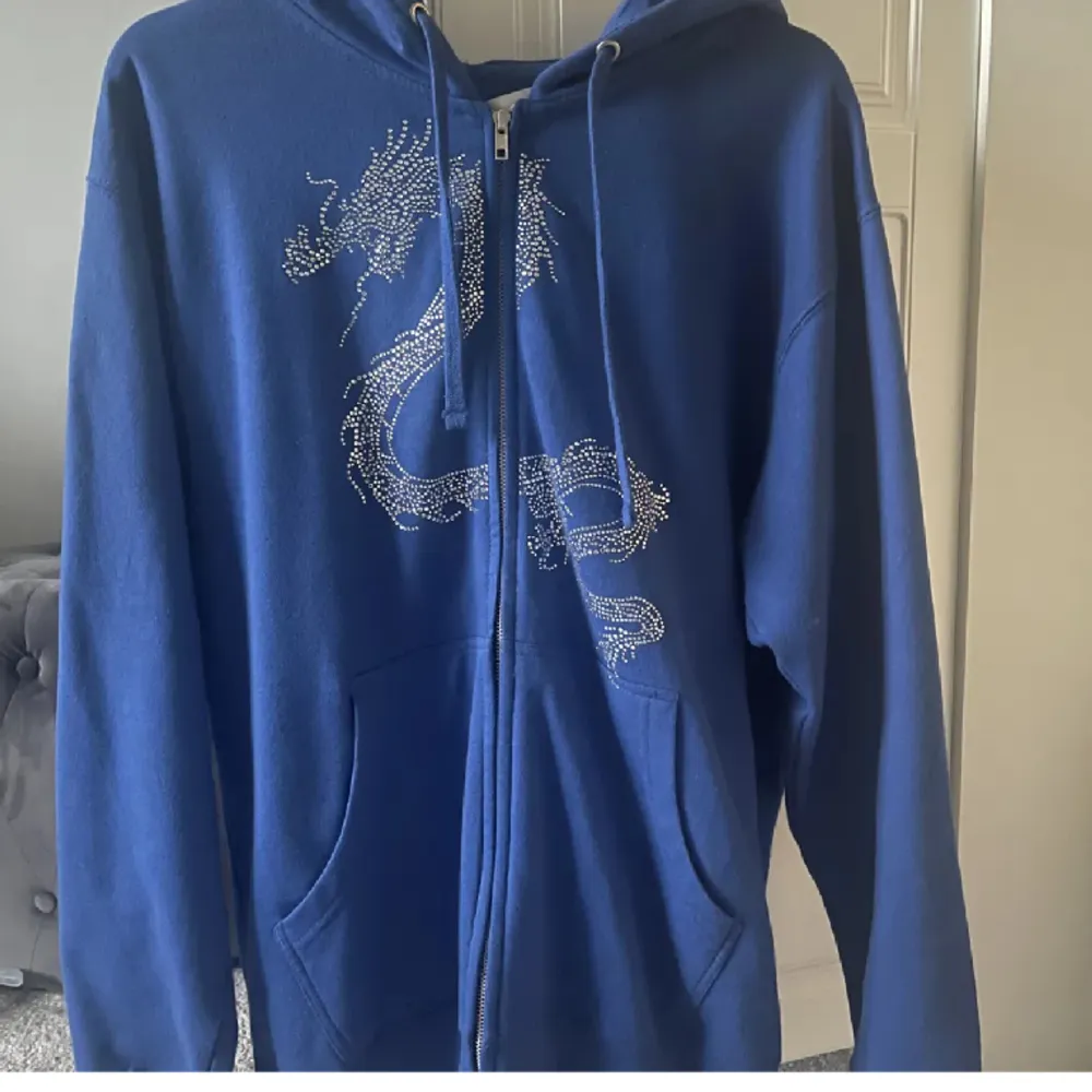 Rhinestone hoodie i mycket bra skick, alla stenar sitter kvar vad jag kan se☺️. Tröjor & Koftor.