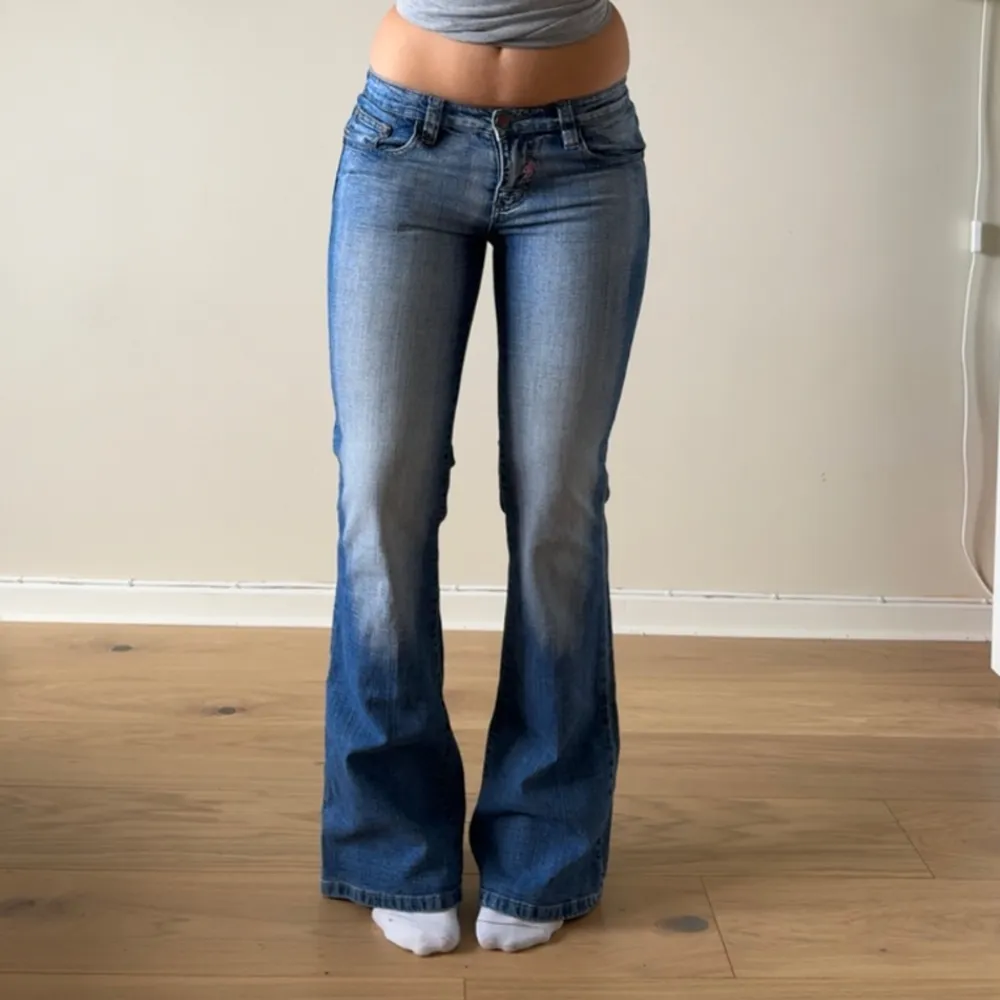 Så snygga lågmidjade vintage jeans med snygga detaljer. Midjemåttet är ca 76cm och innerbenslängden är ca 81cm. . Jeans & Byxor.