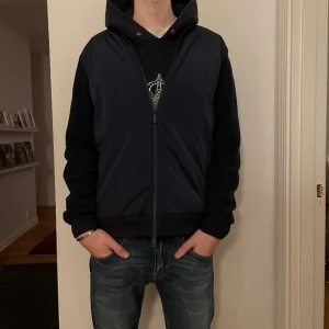 John Henric Cardigan - Tja säljer en Cardigan perfekt för våren🤩🧧 Skicket är 10/10🧧 Då den är använd ett par gånger bara, den är som ny🙌 Hör av dig vid minsta fundering mvh Morris