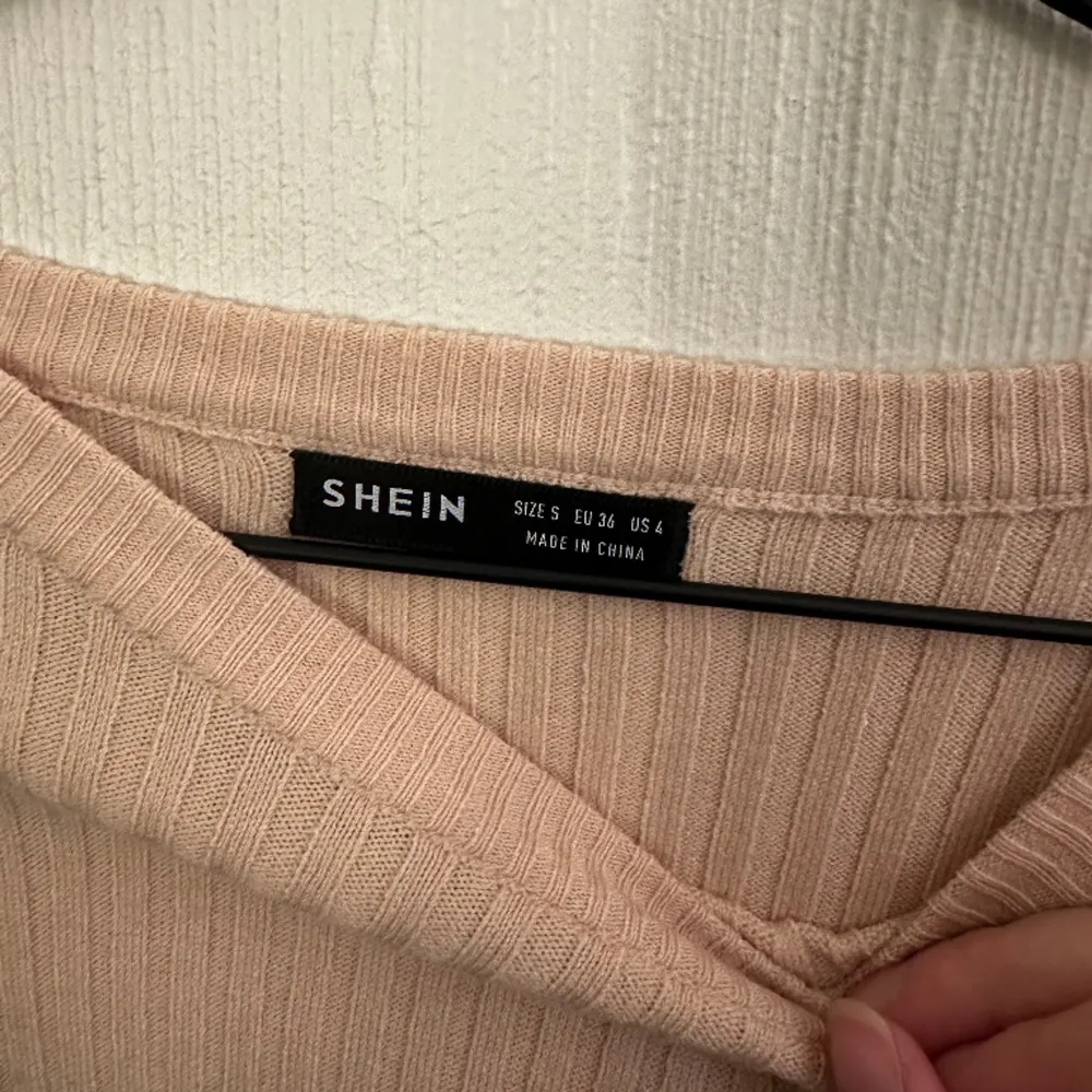 Fin och skön stickad tröja från Shein i storlek S/36. Använd fåtal gånger!. Tröjor & Koftor.