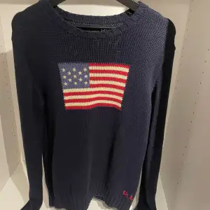 Säljer denna ikoniska Ralph Lauren flag hoodie i strl S passar M. Extremt svår att få tag på. Använd Max 4 gånger. Skick 10/10. Tveka inte på att höra av er vid minst fundering🦈