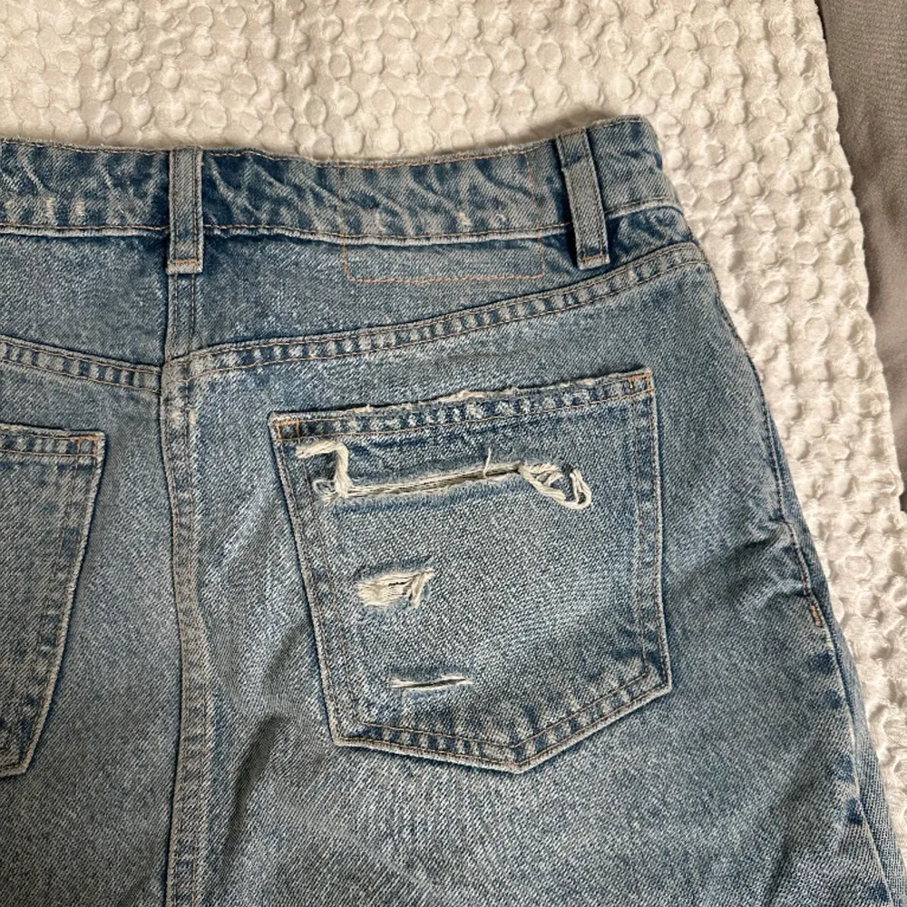 Snygg jeans kjol från Zara som är för liten för mig, fint skick 🤗. Kjolar.