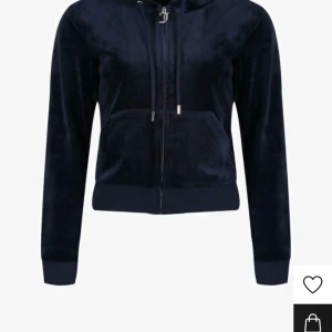 juicy kofta - Säljer min mörkblåa juicy kofta för att den inte kommer till användning. Har används få tal gånger.